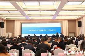 感动！国足大爷球迷赛后助威，看台依然摇旗呐喊，为了他们别放弃